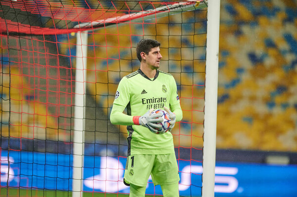 КИЕВ, Украина - 1 ДЕКАБРЯ 2020: Thibaut Courtois. Футбольный матч группы B Лиги чемпионов УЕФА ФК "Шахтер" Донецк - Реал Мадрид 
