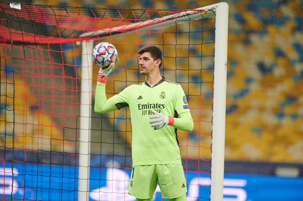 КИЕВ, Украина - 1 ДЕКАБРЯ 2020: Thibaut Courtois. Футбольный матч группы B Лиги чемпионов УЕФА ФК "Шахтер" Донецк - Реал Мадрид 