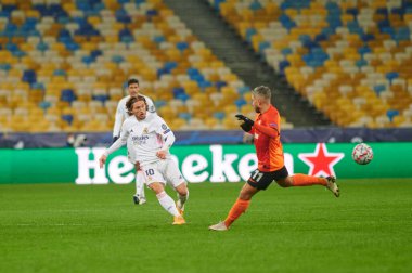 KYIV, UKRAINE - 1 Aralık 2020: Luka Modric Marlos 'a karşı. UEFA Şampiyonlar Ligi B Grubunun futbol maçı FC Shakhtar Donetsk - Real Madrid FC 