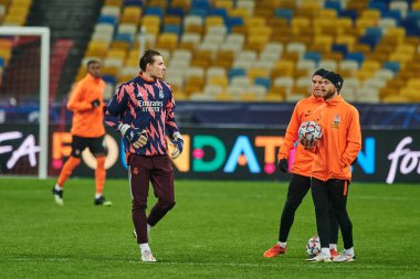 KYIV, UKRAINE - 1 Aralık 2020 Andriy Lunin eğitim sırasında. UEFA Şampiyonlar Ligi B Grubunun futbol maçı FC Shakhtar Donetsk - Real Madrid FC 