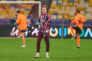 KYIV, UKRAINE - 1 Aralık 2020 Andriy Lunin eğitim sırasında. UEFA Şampiyonlar Ligi B Grubunun futbol maçı FC Shakhtar Donetsk - Real Madrid FC 