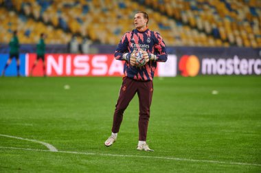 KYIV, UKRAINE - 1 Aralık 2020 Andriy Lunin eğitim sırasında. UEFA Şampiyonlar Ligi B Grubunun futbol maçı FC Shakhtar Donetsk - Real Madrid FC 