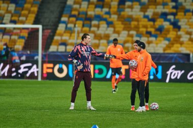 KYIV, UKRAINE - 1 Aralık 2020 Andriy Lunin eğitim sırasında. UEFA Şampiyonlar Ligi B Grubunun futbol maçı FC Shakhtar Donetsk - Real Madrid FC 