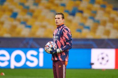 KYIV, UKRAINE - 1 Aralık 2020 Andriy Lunin eğitim sırasında. UEFA Şampiyonlar Ligi B Grubunun futbol maçı FC Shakhtar Donetsk - Real Madrid FC 