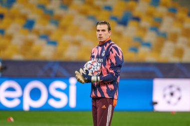 KYIV, UKRAINE - 1 Aralık 2020 Andriy Lunin eğitim sırasında. UEFA Şampiyonlar Ligi B Grubunun futbol maçı FC Shakhtar Donetsk - Real Madrid FC 