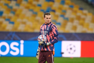 KYIV, UKRAINE - 1 Aralık 2020 Andriy Lunin eğitim sırasında. UEFA Şampiyonlar Ligi B Grubunun futbol maçı FC Shakhtar Donetsk - Real Madrid FC 