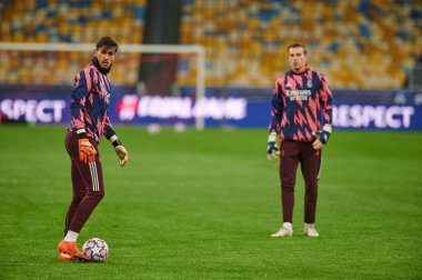 KYIV, UKRAINE - 1 Aralık 2020 Andriy Lunin eğitim sırasında. UEFA Şampiyonlar Ligi B Grubunun futbol maçı FC Shakhtar Donetsk - Real Madrid FC 