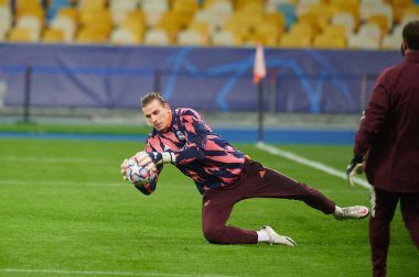 KYIV, UKRAINE - 1 Aralık 2020 Andriy Lunin eğitim sırasında. UEFA Şampiyonlar Ligi B Grubunun futbol maçı FC Shakhtar Donetsk - Real Madrid FC 