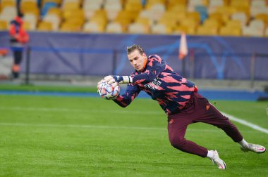 KYIV, UKRAINE - 1 Aralık 2020 Andriy Lunin eğitim sırasında. UEFA Şampiyonlar Ligi B Grubunun futbol maçı FC Shakhtar Donetsk - Real Madrid FC 