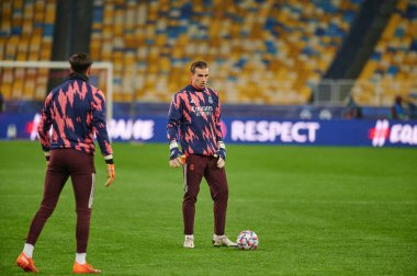 KYIV, UKRAINE - 1 Aralık 2020 Andriy Lunin eğitim sırasında. UEFA Şampiyonlar Ligi B Grubunun futbol maçı FC Shakhtar Donetsk - Real Madrid FC 