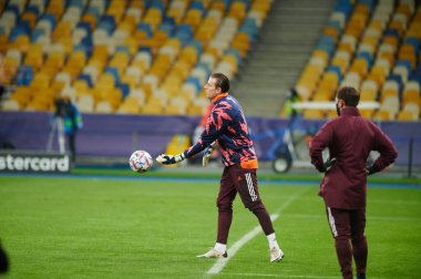 KYIV, UKRAINE - 1 Aralık 2020 Andriy Lunin eğitim sırasında. UEFA Şampiyonlar Ligi B Grubunun futbol maçı FC Shakhtar Donetsk - Real Madrid FC 