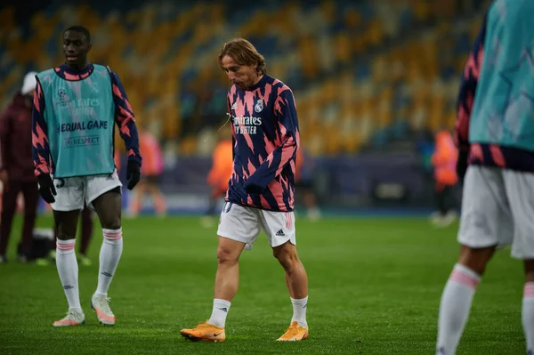 KYIV, UKRAINE - 1 Aralık 2020: Luka Modric. UEFA Şampiyonlar Ligi B Grubunun futbol maçı FC Shakhtar Donetsk - Real Madrid FC 