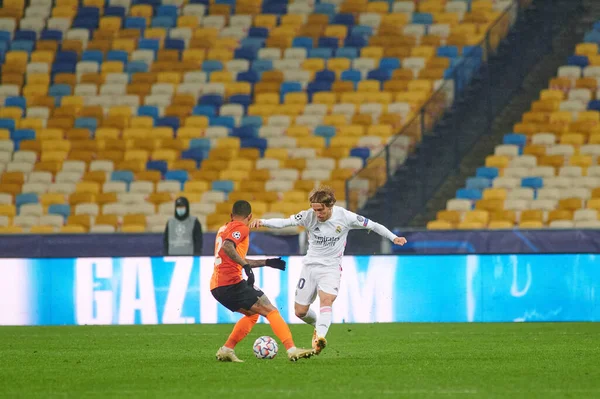 KYIV, UKRAINE - 1 Aralık 2020: Luka Modric Dodo 'ya karşı. UEFA Şampiyonlar Ligi B Grubunun futbol maçı FC Shakhtar Donetsk - Real Madrid FC 