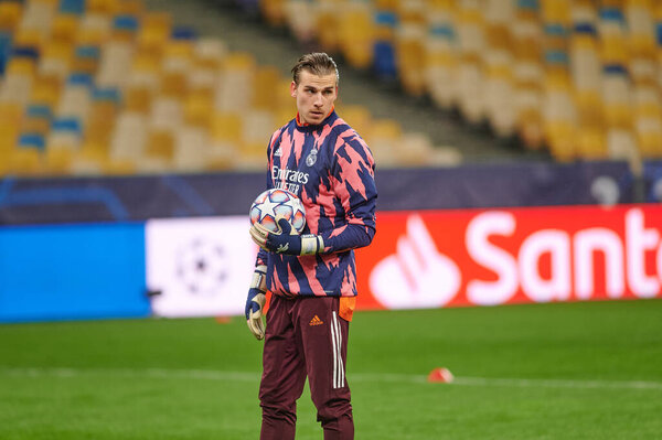 КИЕВ, УКРАИНА - 1 ДЕКАБРЯ 2020: Андрей Лунин во время обучения. Футбольный матч группы B Лиги чемпионов УЕФА ФК "Шахтер" Донецк - Реал Мадрид 