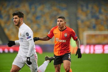 KYIV, UKRAINE - 1 Aralık 2020 Dodo, Marco Asensio 'ya karşı. UEFA Şampiyonlar Ligi B Grubunun futbol maçı FC Shakhtar Donetsk - Real Madrid FC 