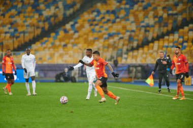 KYIV, UKRAINE - 1 Aralık 2020 Dodo vs Vinicius Junior. UEFA Şampiyonlar Ligi B Grubunun futbol maçı FC Shakhtar Donetsk - Real Madrid FC 