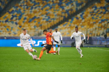 KYIV, UKRAINE - 1 Aralık 2020 Dodo, Toni Kroos 'a karşı. UEFA Şampiyonlar Ligi B Grubunun futbol maçı FC Shakhtar Donetsk - Real Madrid FC 