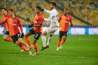 KYIV, UKRAINE - 1 Aralık 2020 Dodo, Marco Asensio 'ya karşı. UEFA Şampiyonlar Ligi B Grubunun futbol maçı FC Shakhtar Donetsk - Real Madrid FC 