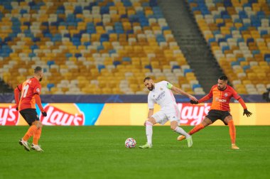 KYIV, UKRAINE - 1 Aralık 2020: Karim Benzema Dentinho 'ya karşı. UEFA Şampiyonlar Ligi B Grubunun futbol maçı FC Shakhtar Donetsk - Real Madrid FC 