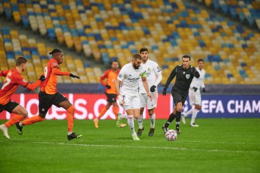 KYIV, UKRAINE - 1 Aralık 2020: Karim Benzema Vitao 'ya karşı. UEFA Şampiyonlar Ligi B Grubunun futbol maçı FC Shakhtar Donetsk - Real Madrid FC 