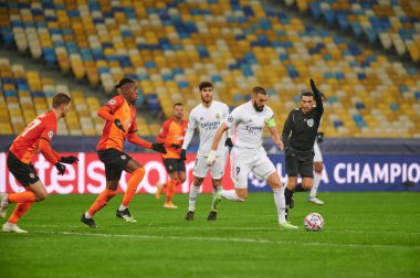 KYIV, UKRAINE - 1 Aralık 2020: Karim Benzema Vitao 'ya karşı. UEFA Şampiyonlar Ligi B Grubunun futbol maçı FC Shakhtar Donetsk - Real Madrid FC 