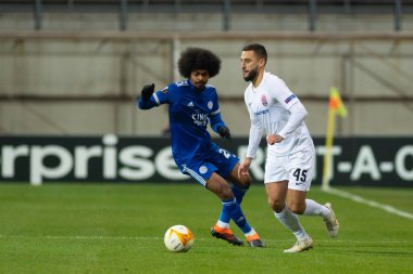 ZAPORIZHZHIA, UKRAINE - 03 Aralık 2020: Denys Favorov - Hamza Choudhury. Avrupa Futbol Ligi G Grubu FC Zorya Luhansk - Leicester City FC