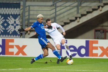 ZAPORIZHZHIA, UKRAINE - 03 Aralık 2020: Wesley Fofana, Vladyslav Kabaiev 'e karşı. UEFA Avrupa Ligi G Grubu FC Zorya Luhansk ile Leicester City FC takımının futbol maçı.