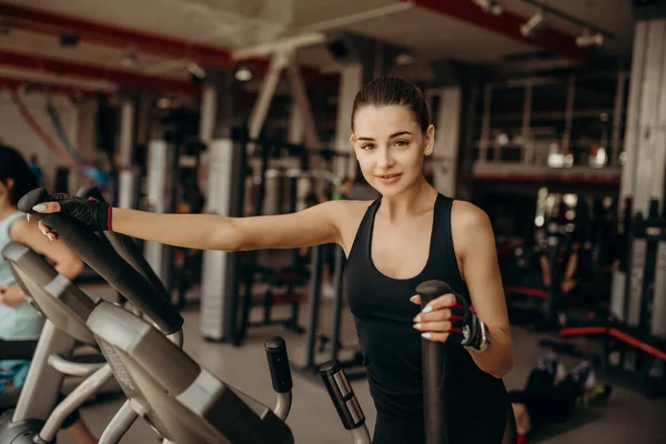 Ung Passform Kvinna Med Hjälp Elliptisk Tränare Ett Fitnesscenter — Stockfoto