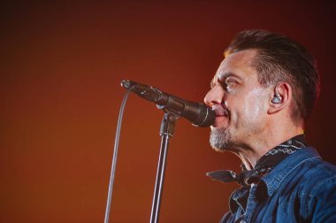 Kharkiv, Ukrayna - 4 Nisan 2019: Rock yıldızı Sergey Mikhalok ve Lyapis 98