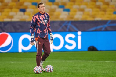 KYIV, UKRAINE - 1 Aralık 2020 Andriy Lunin eğitim sırasında. UEFA Şampiyonlar Ligi B Grubunun futbol maçı FC Shakhtar Donetsk - Real Madrid FC 