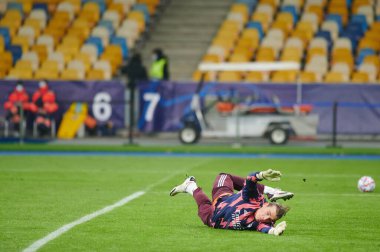 KYIV, UKRAINE - 1 Aralık 2020 Andriy Lunin eğitim sırasında. UEFA Şampiyonlar Ligi B Grubunun futbol maçı FC Shakhtar Donetsk - Real Madrid FC 