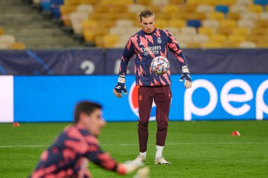 KYIV, UKRAINE - 1 Aralık 2020 Andriy Lunin eğitim sırasında. UEFA Şampiyonlar Ligi B Grubunun futbol maçı FC Shakhtar Donetsk - Real Madrid FC 