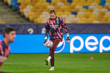 KYIV, UKRAINE - 1 Aralık 2020 Andriy Lunin eğitim sırasında. UEFA Şampiyonlar Ligi B Grubunun futbol maçı FC Shakhtar Donetsk - Real Madrid FC 