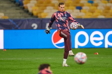 KYIV, UKRAINE - 1 Aralık 2020 Andriy Lunin eğitim sırasında. UEFA Şampiyonlar Ligi B Grubunun futbol maçı FC Shakhtar Donetsk - Real Madrid FC 