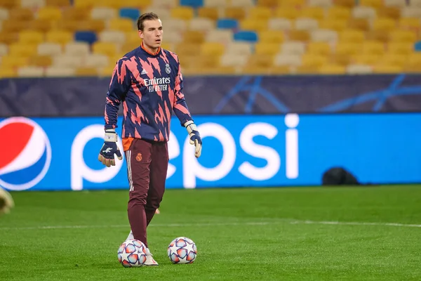 KYIV, UKRAINE - 1 Aralık 2020 Andriy Lunin eğitim sırasında. UEFA Şampiyonlar Ligi B Grubunun futbol maçı FC Shakhtar Donetsk - Real Madrid FC 