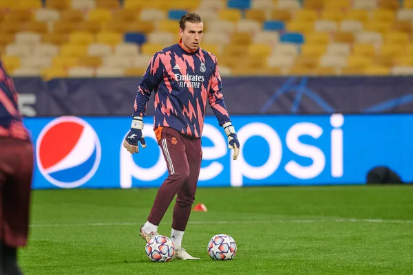 KYIV, UKRAINE - 1 Aralık 2020 Andriy Lunin eğitim sırasında. UEFA Şampiyonlar Ligi B Grubunun futbol maçı FC Shakhtar Donetsk - Real Madrid FC 