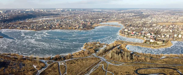 Praskliny Povrchu Modrého Ledu Zmrzlé Jezero Městech Zimní Vzdušná Krajina — Stock fotografie