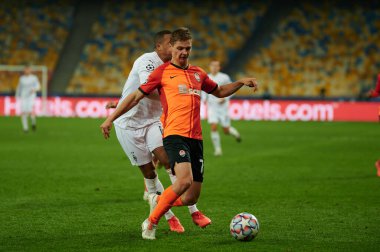 KYIV, UKRAINE - NOVEMBER 3, 2020: UEFA Şampiyonlar Ligi B Grubu FC Shakhtar Borussia Monchengladbac 'a karşı oynanan futbol karşılaşmasında Valeriy Bondar, Alassane Plea' ya karşı