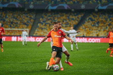 KYIV, UKRAINE - NOVEMBER 3, 2020: UEFA Şampiyonlar Ligi B Grubu FC Shakhtar Borussia Monchengladbac 'a karşı oynanan futbol karşılaşmasında Valeriy Bondar, Alassane Plea' ya karşı