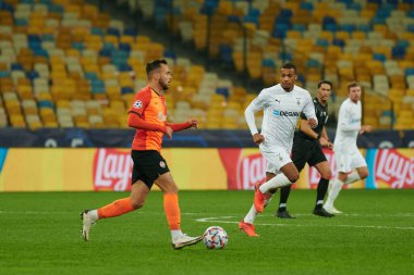 KYIV, UKRAINE - NOVEMBER 3, 2020: UEFA Şampiyonlar Ligi B Grubu FC Shakhtar Borussia Monchengladbac 'a karşı oynanan futbol karşılaşmasında Maycon, Alassane Plea' ya karşı.