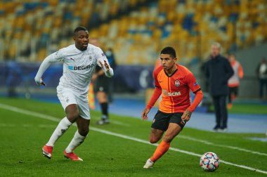 KYIV, UKRAINE - NOVEMBER 3, 2020: Marcus Thuram, UEFA Şampiyonlar Ligi B Grubu FC Shakhtar - Borussia Monchengladbac maçında Dodo 'ya karşı.