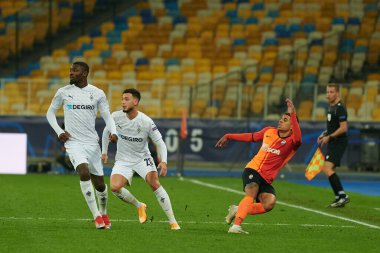 KYIV, UKRAINE - NOVEMBER 3, 2020: Marcus Thuram, UEFA Şampiyonlar Ligi B Grubu FC Shakhtar - Borussia Monchengladbac maçında Dodo 'ya karşı.