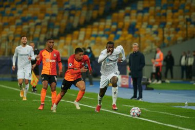 KYIV, UKRAINE - NOVEMBER 3, 2020: Marcus Thuram, UEFA Şampiyonlar Ligi B Grubu FC Shakhtar - Borussia Monchengladbac maçında Dodo 'ya karşı.
