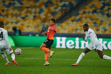 KYIV, UKRAINE - NOVEMBER 3, 2020: Marcus Thuram, UEFA Şampiyonlar Ligi B Grubu FC Shakhtar - Borussia Monchengladbac maçında Dodo 'ya karşı.