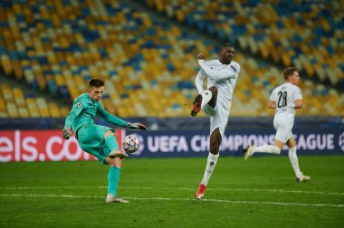 KYIV, UKRAINE - NOVEMBER 3, 2020: UEFA Şampiyonlar Ligi B Grubu FC Shakhtar Borussia Monchengladbac 'a karşı oynanan futbol karşılaşmasında Anatolii Trubin Marcus Thuram' a karşı