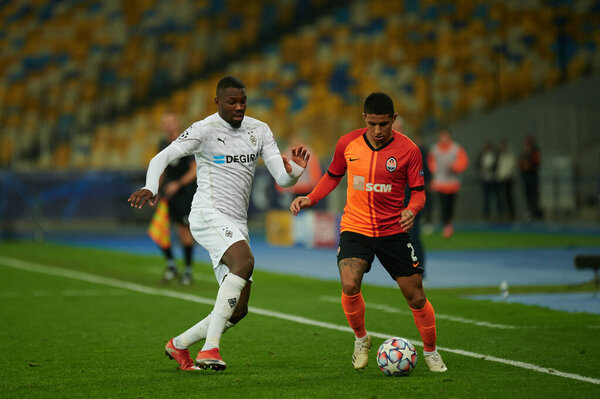 КИЕВ, Украина - 3 ноября 2020 года: Маркус Тюрам - Додо во время футбольного матча группы В Лиги чемпионов УЕФА "Шахтер" - "Боруссия Монченгладбак"