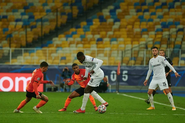 KYIV, UKRAINE - NOVEMBER 3, 2020: Marcus Thuram, UEFA Şampiyonlar Ligi B Grubu FC Shakhtar - Borussia Monchengladbac maçında Dodo 'ya karşı.
