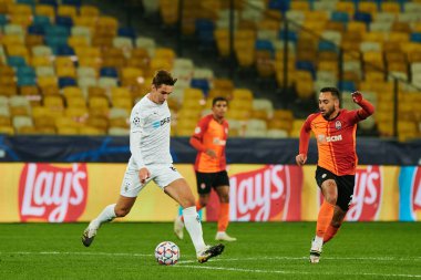 KYIV, UKRAINE - NOVEMBER 3, 2020: Maycon, Florian Christian Neuhaus 'a karşı UEFA Şampiyonlar Ligi B Grubu FC Shakhtar' ın Borussia Monchengladbac 'a karşı oynadığı futbol maçında