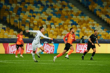 KYIV, UKRAINE - NOVEMBER 3, 2020: Maycon, Florian Christian Neuhaus 'a karşı UEFA Şampiyonlar Ligi B Grubu FC Shakhtar' ın Borussia Monchengladbac 'a karşı oynadığı futbol maçında