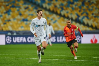 KYIV, UKRAINE - NOVEMBER 3, 2020: Marlos, Florian Christian Neuhaus 'a karşı UEFA Şampiyonlar Ligi B Grubu FC Shakhtar Borussia Monchengladbac' a karşı oynanan futbol maçında